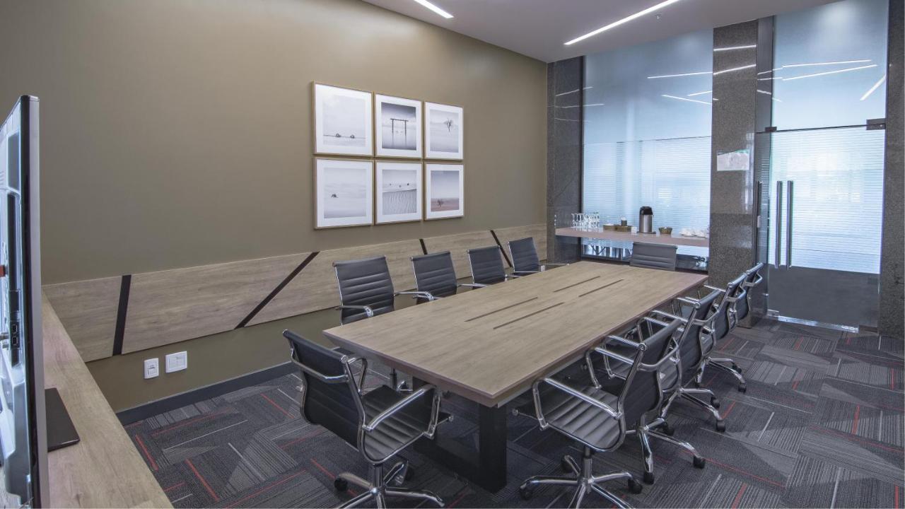 Hotel Deville Prime Porto Alegre Luaran gambar A meeting room