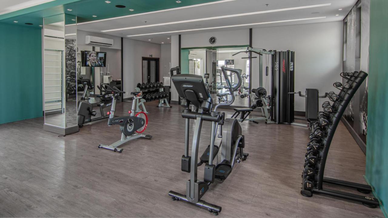 Hotel Deville Prime Porto Alegre Luaran gambar A gym in a hotel