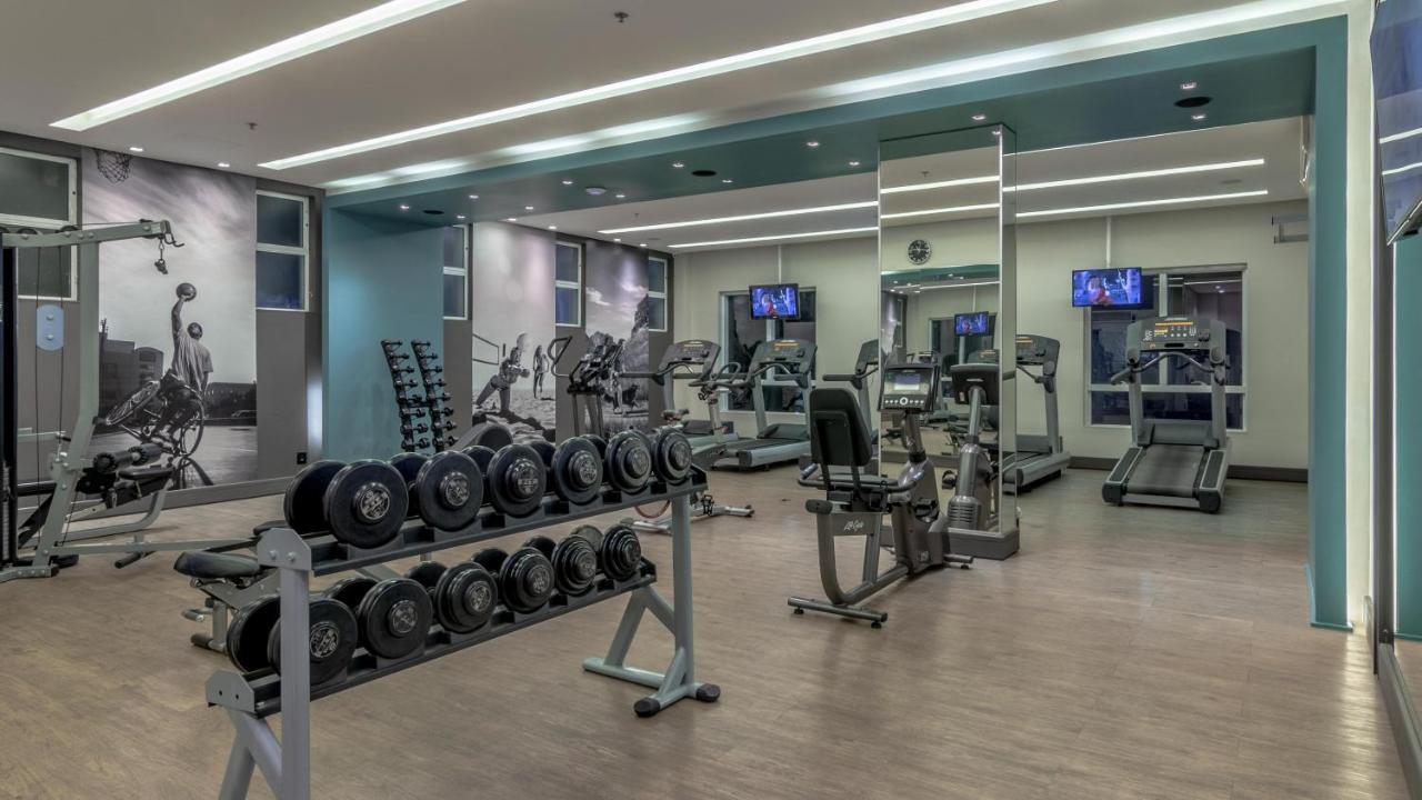 Hotel Deville Prime Porto Alegre Luaran gambar The gym at the hotel