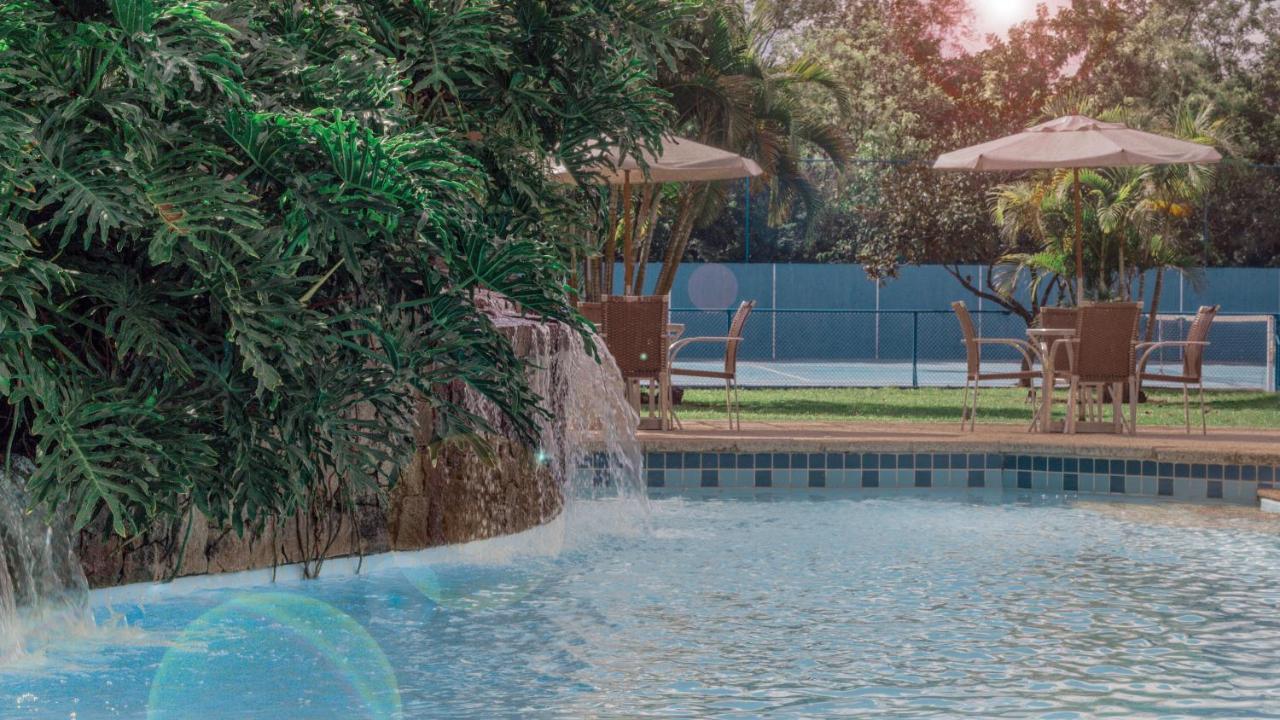 Hotel Deville Prime Porto Alegre Luaran gambar The swimming pool at the hotel