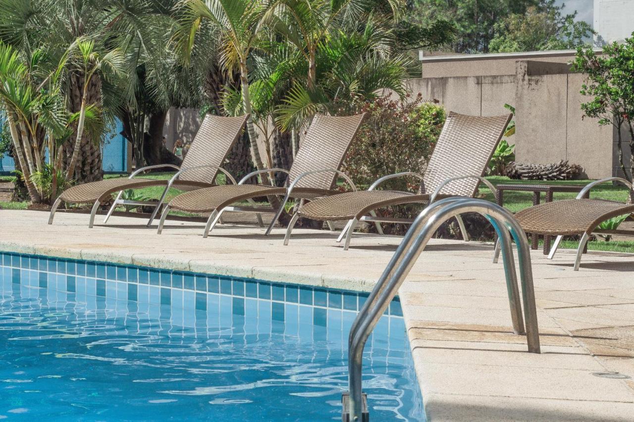Hotel Deville Prime Porto Alegre Luaran gambar A poolside lounge chair