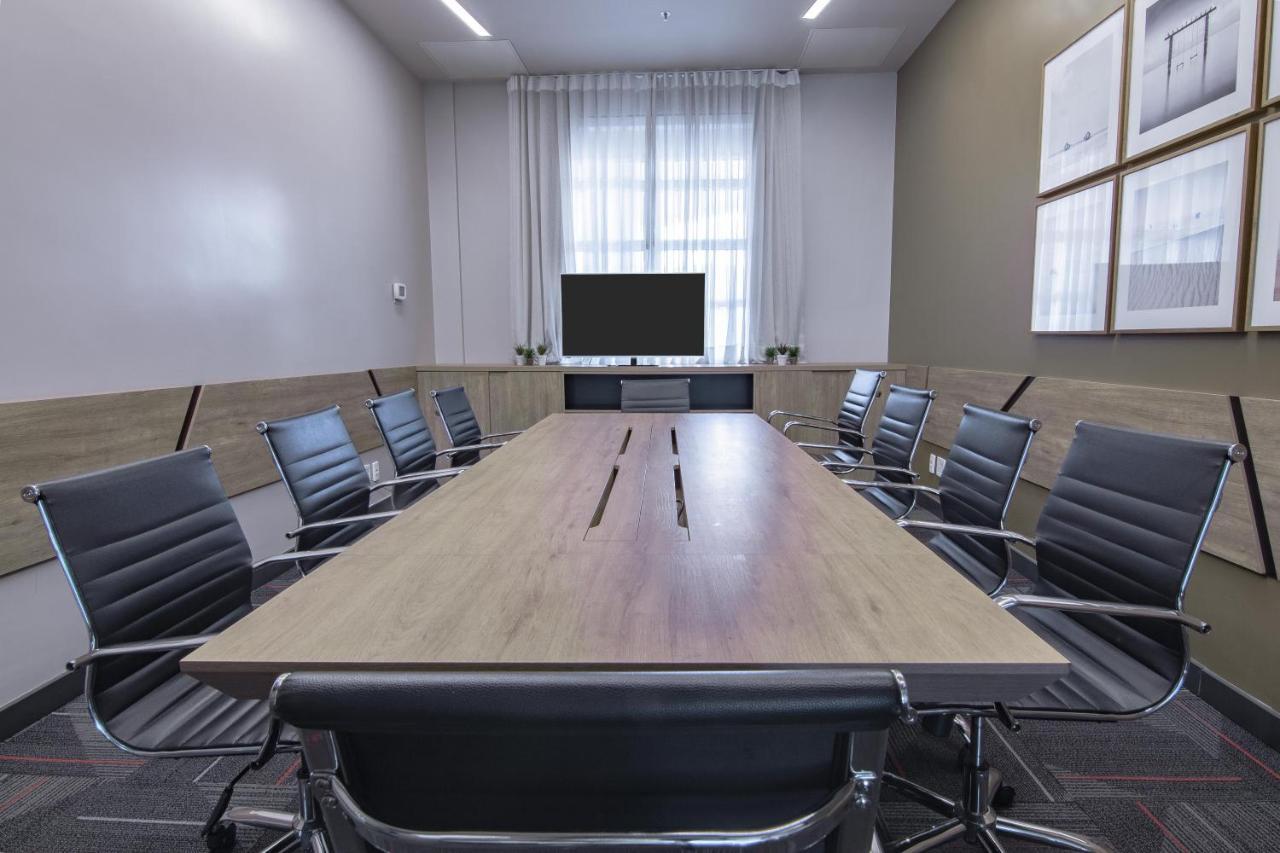 Hotel Deville Prime Porto Alegre Luaran gambar A meeting room
