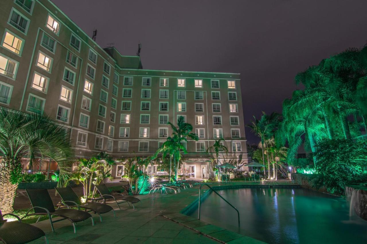 Hotel Deville Prime Porto Alegre Luaran gambar The hotel's pool at night