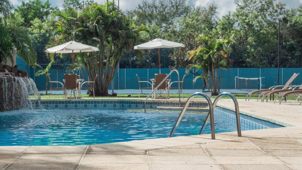 Hotel Deville Prime Porto Alegre Luaran gambar Swimming pool at the hotel