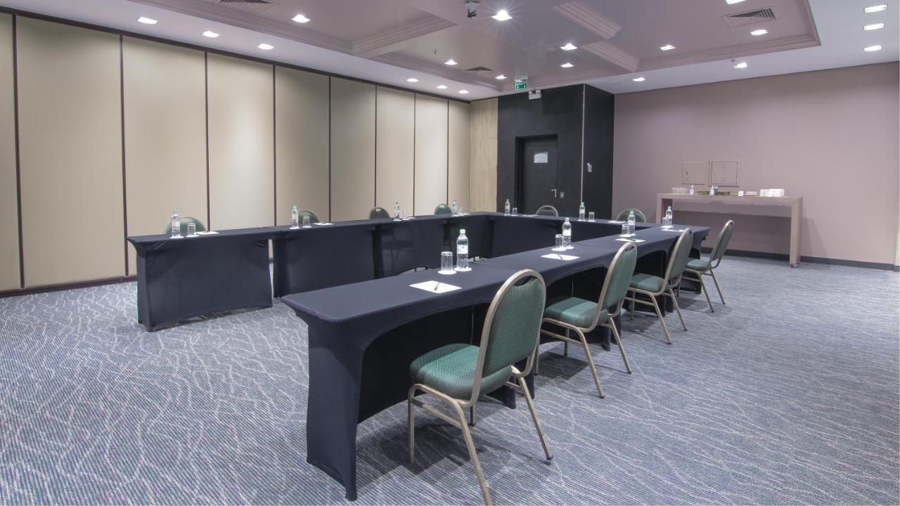 Hotel Deville Prime Porto Alegre Luaran gambar A typical meeting room