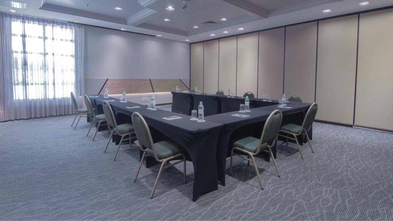 Hotel Deville Prime Porto Alegre Luaran gambar A meeting room at the hotel