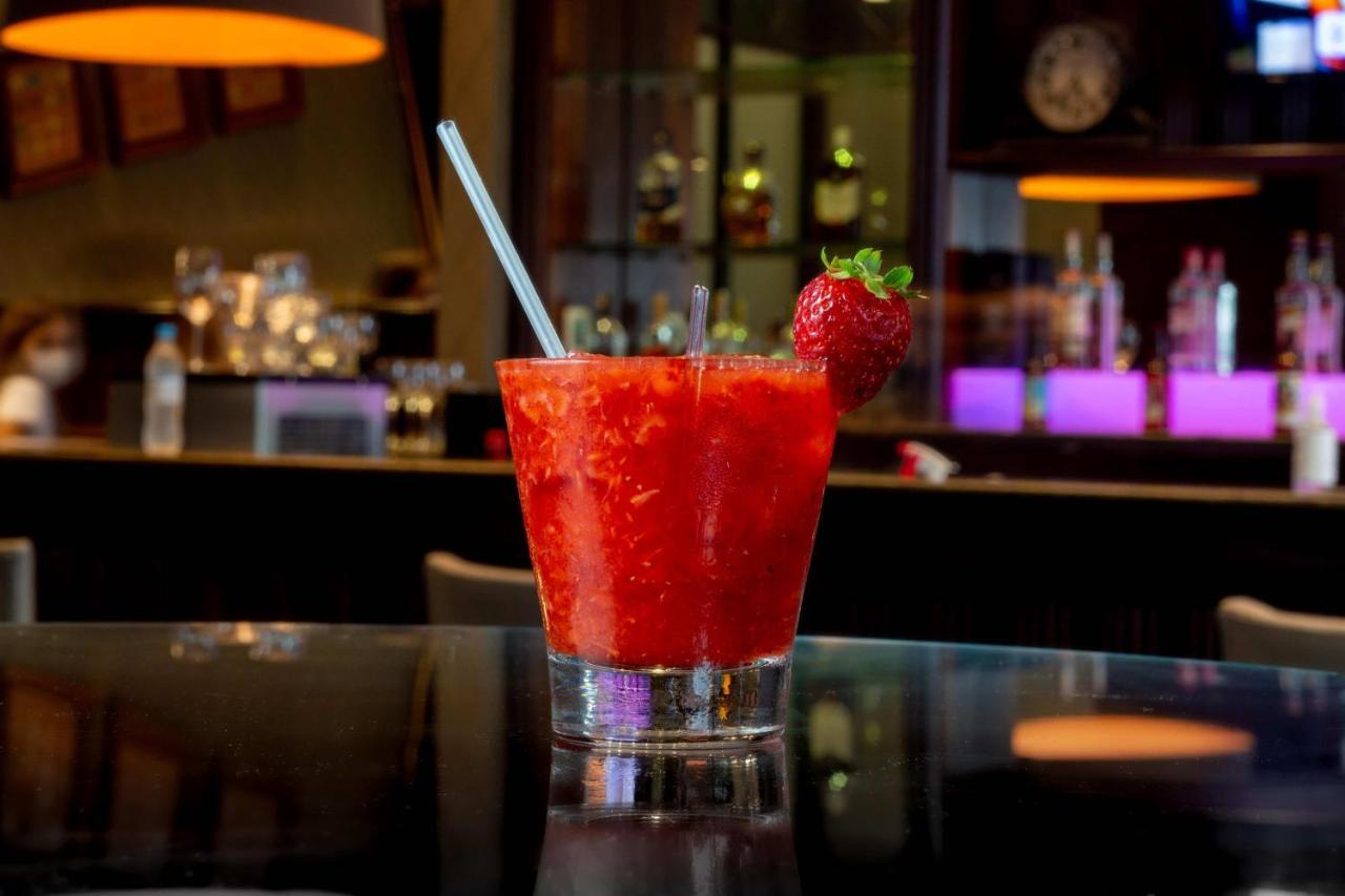 Hotel Deville Prime Porto Alegre Luaran gambar A strawberry daiquiri