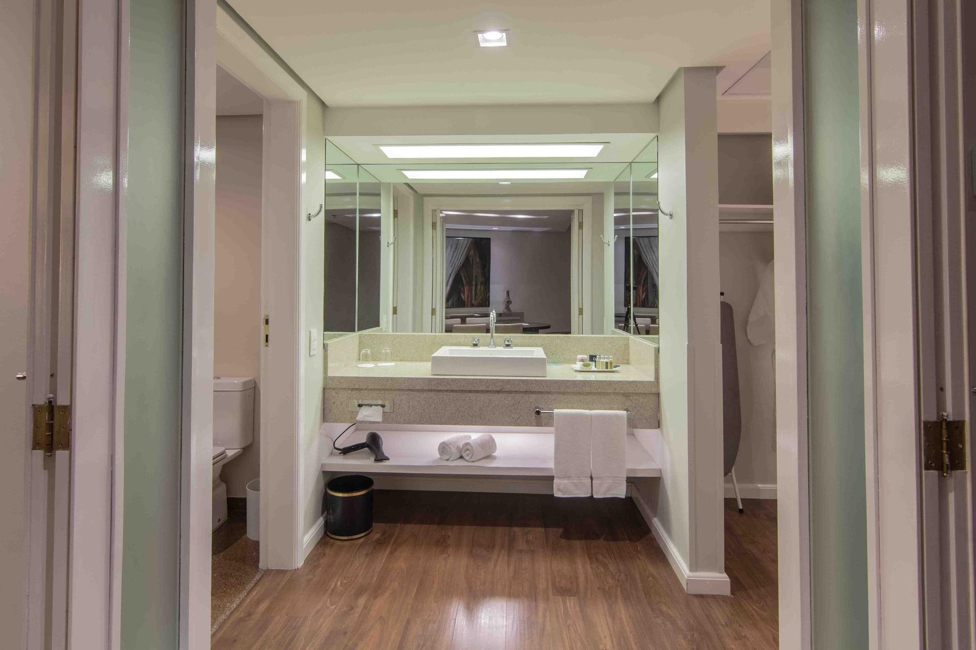 Hotel Deville Prime Porto Alegre Luaran gambar Bathroom of a hotel room