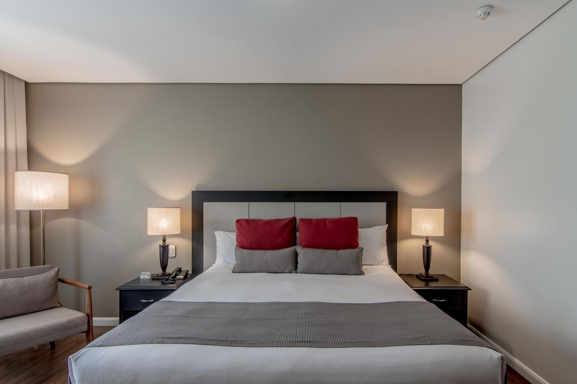 Hotel Deville Prime Porto Alegre Luaran gambar A bedroom at the hotel