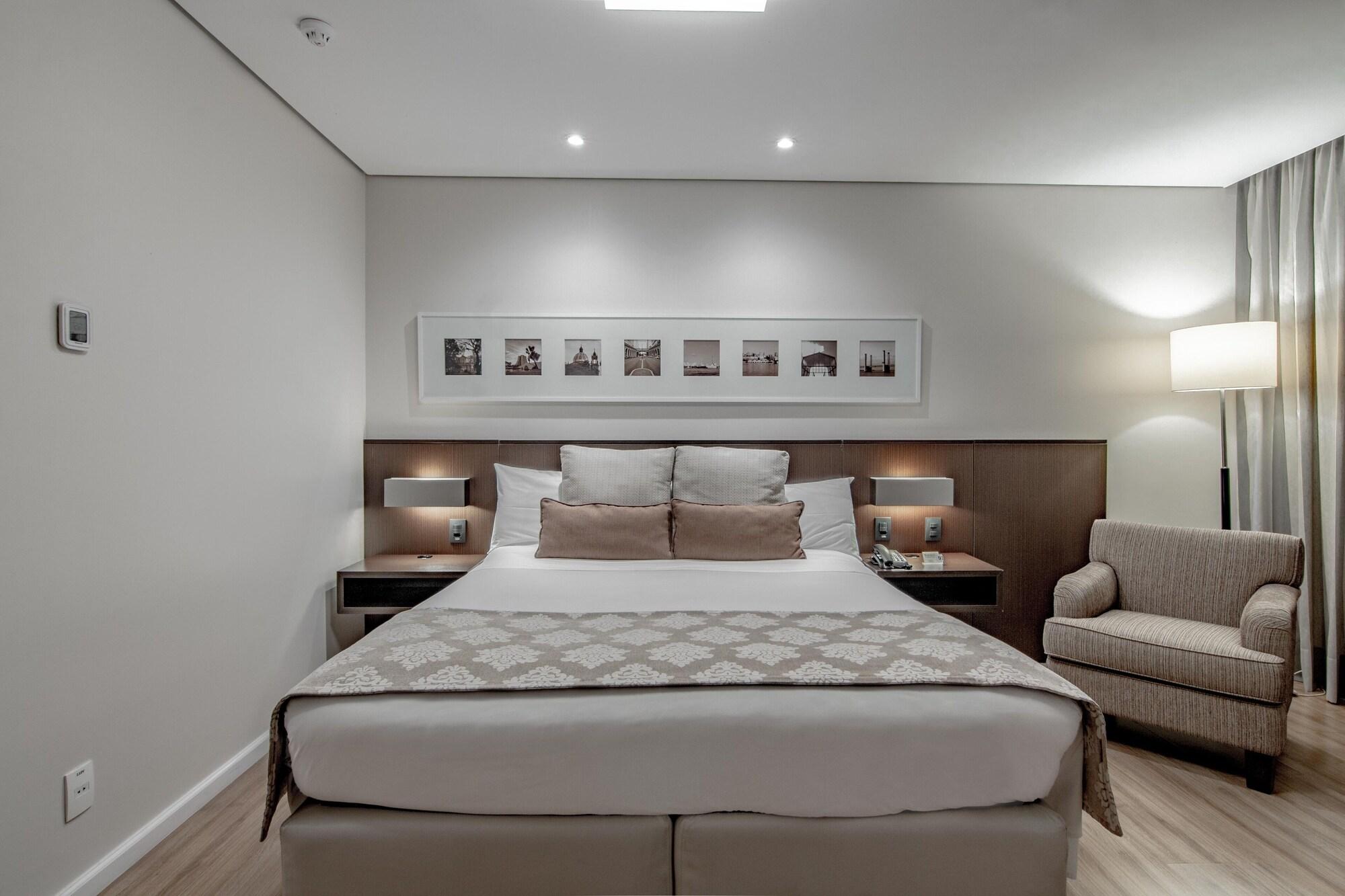 Hotel Deville Prime Porto Alegre Luaran gambar A bedroom at the hotel