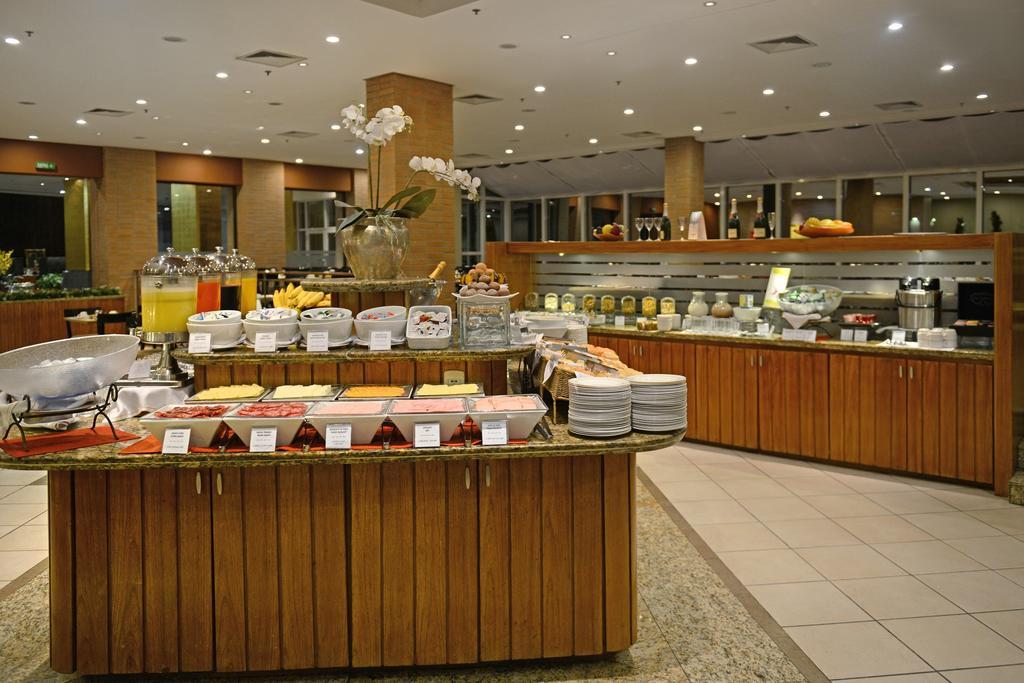 Hotel Deville Prime Porto Alegre Luaran gambar A buffet at a hotel